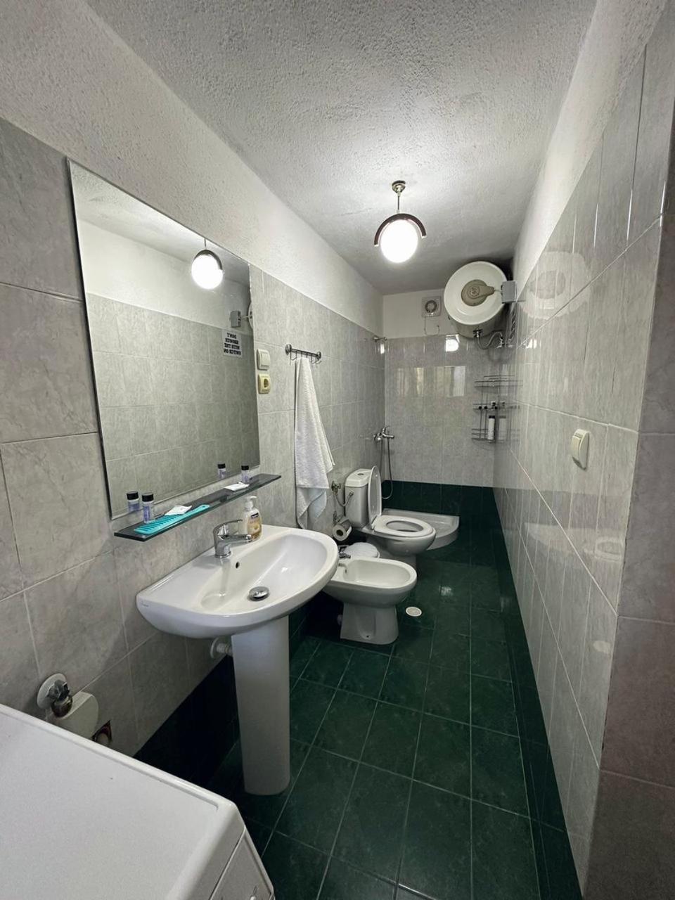 Geri Guesthouse Гирокастра Экстерьер фото