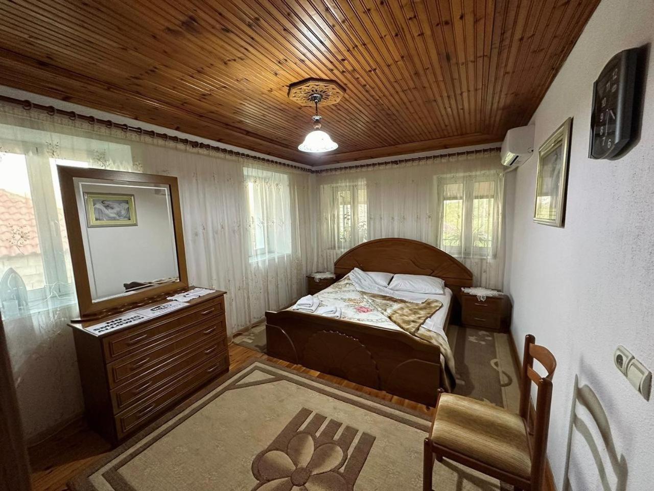 Geri Guesthouse Гирокастра Экстерьер фото