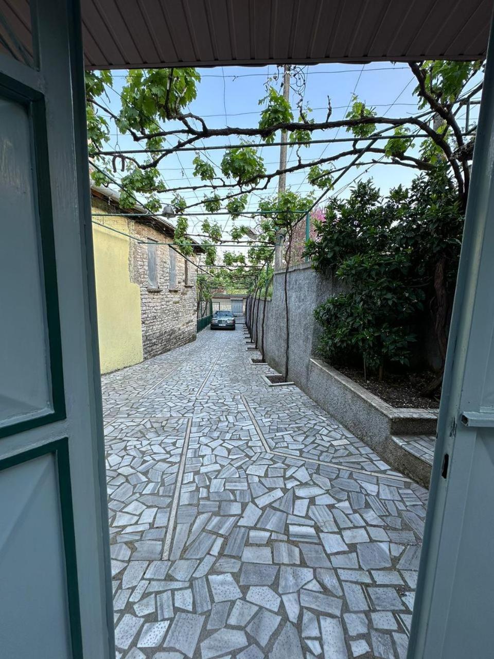 Geri Guesthouse Гирокастра Экстерьер фото