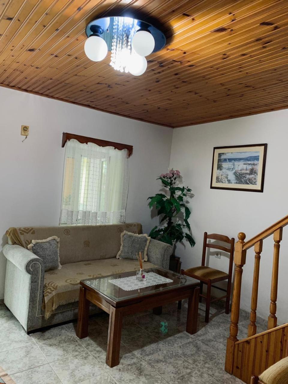 Geri Guesthouse Гирокастра Экстерьер фото